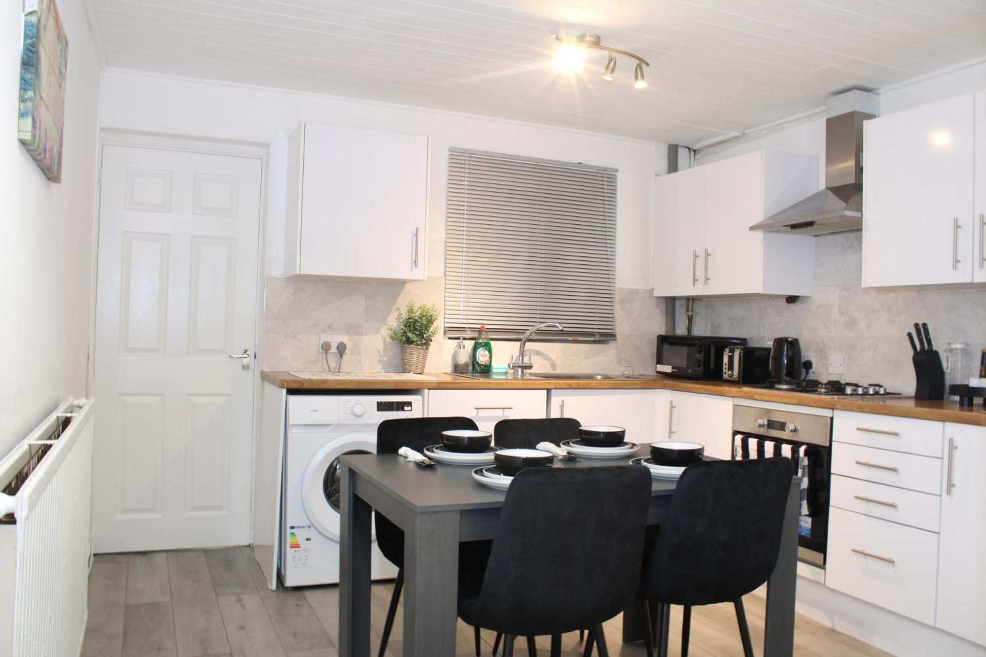F2S Serviced Apartments 2Bedroom Terrace House With Free Wifi Netflix Suitable For Contractors Walking Distance To Train Station Derby Exterior foto